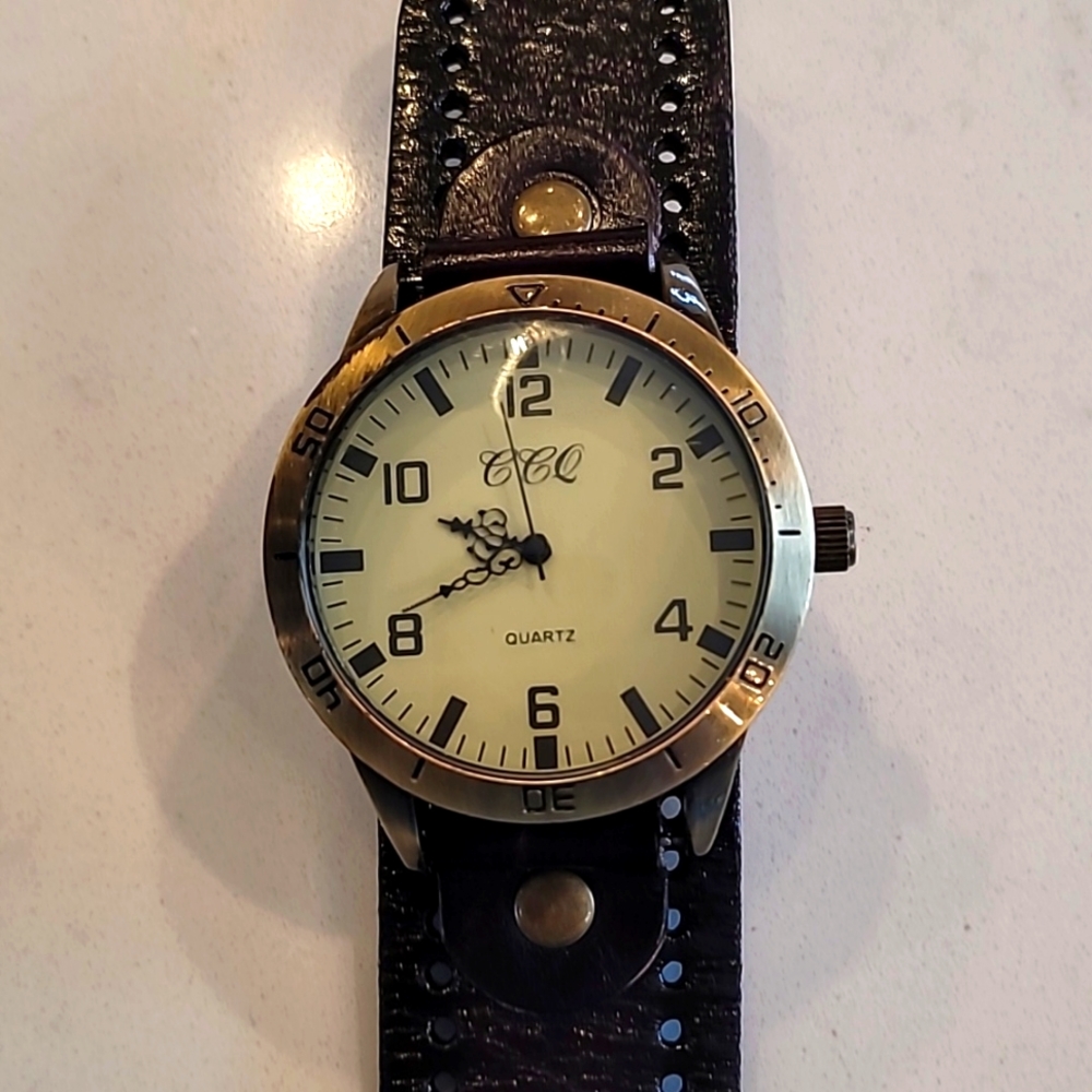 CCQ quartz wristwatch ⌚